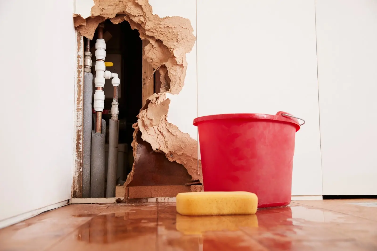 Plumber in Wolverhampton fixing leak